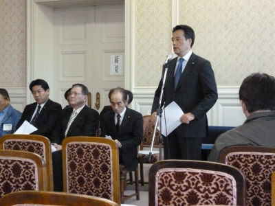 地震対策本部で。岡田本部長
