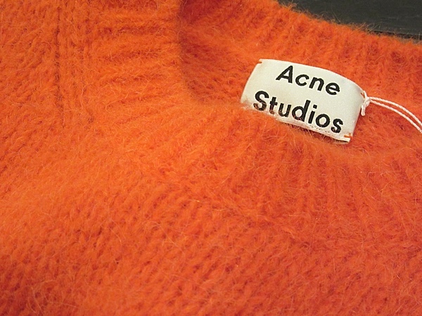 Acne Studios（ｱｸﾈｽﾄｩﾃﾞｨｵｽﾞ）のオレンジニット“Shira Alpaca
