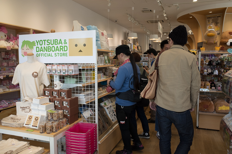 コトブキヤ立川本店 1階店内