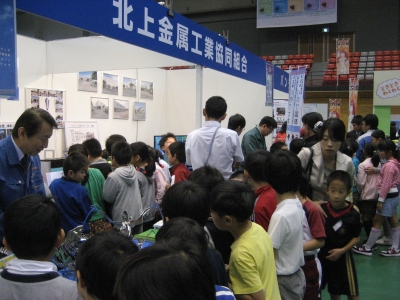恐竜の骨の模型に興味を示す子供たち