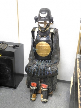 鉄黒漆塗頭形兜 鉄黒革包桶側二枚胴具足