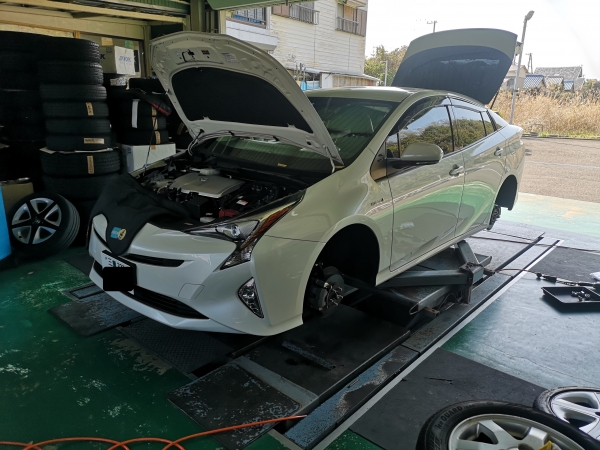 プリウス イデアル車高調 トゥルーヴァ 取り付け～♪ | カー