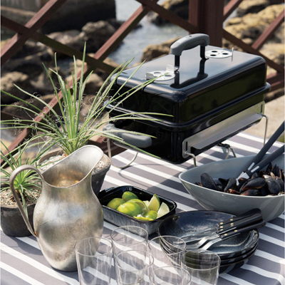 車に積んでどこでもBBQ!「WEBER」の蓋付きコンパクトグリル | upstairs