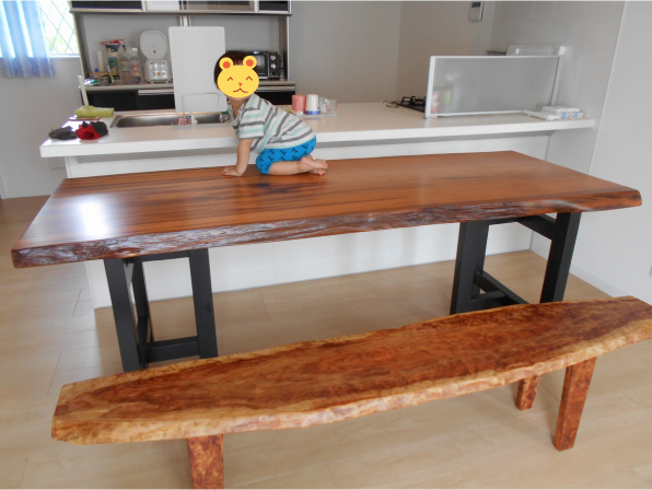 屋久杉で作ったヘリンボーンのダイニングテーブル （屋久杉 一枚板 