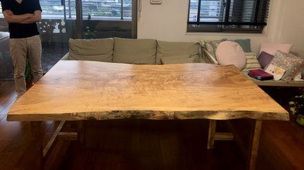 マンションこそ無垢板テーブル！ 純白の栃一枚板を納品 | 千葉県柏市の 
