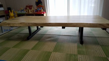 スポルテッドの粋、栃（とち）一枚板の座卓を納品 | 一枚板