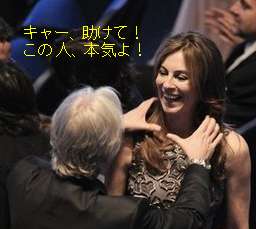 キャスリン・ビグローの首を絞めようとするジェームズ・キャメロン