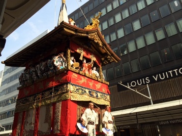 京都ヴィトン前にて