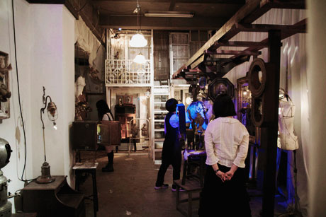 マンタム個展『夜 歩く犬―崩れた塔に向かう郷愁 』パラボリカ・ビス