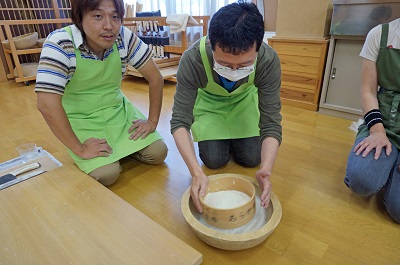 うどんと蕎麦粉を混ぜます_5.5
