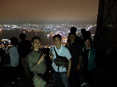 夜景をバックに記念撮影_21