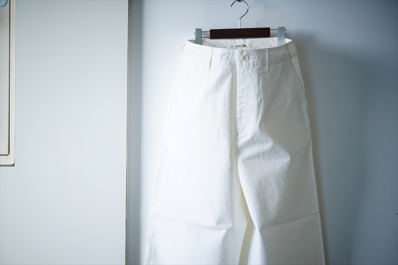 AURALEE/オーラリー19SSの新作、WASHED FINX LIGHT CHINO WIDE PANTSの ...