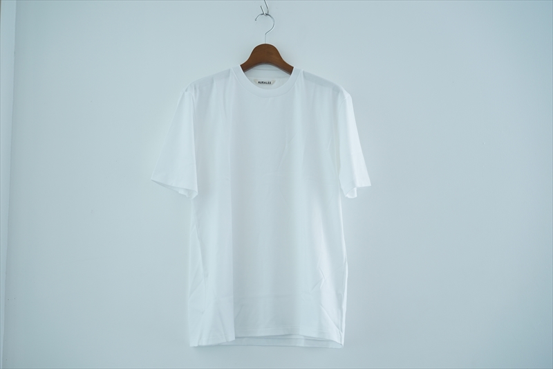 AURALEE(オーラリー)の名作、LUSTER PLAITING TEEのご紹介です
