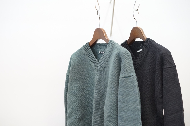 AURALEE(オーラリー)の名作、 FELT WOOL YARN KNIT V NECK P/Oのご紹介です。 | BALUCA JOURNAL