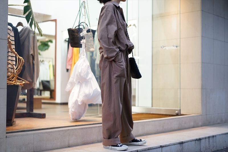 AURALEE(オーラリー)Finx Hard Twist Gabardine Jumpsuit/Brownを使っ