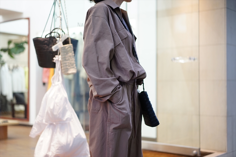 AURALEE(オーラリー)Finx Hard Twist Gabardine Jumpsuit/Brownを使っ