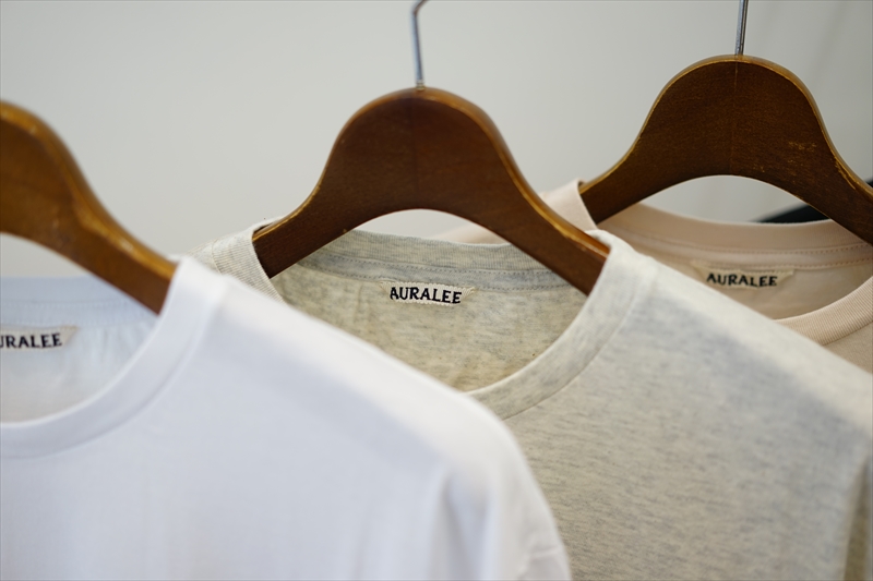 AURALEE(オーラリー)の新作、SEAMLESS CREW NECK HALF SLEEVE TEEのご