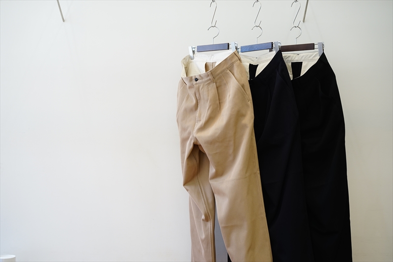 Graphpaper】Hard Twill Two Tuck Pants