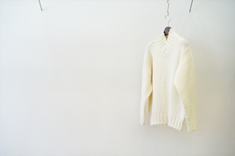 AURALEE for women (オーラリー)20AWCollectionの新作、SUPER FINE WOOL AIRY KNIT V-NECK  P/Oのご紹介です。 | BALUCA JOURNAL