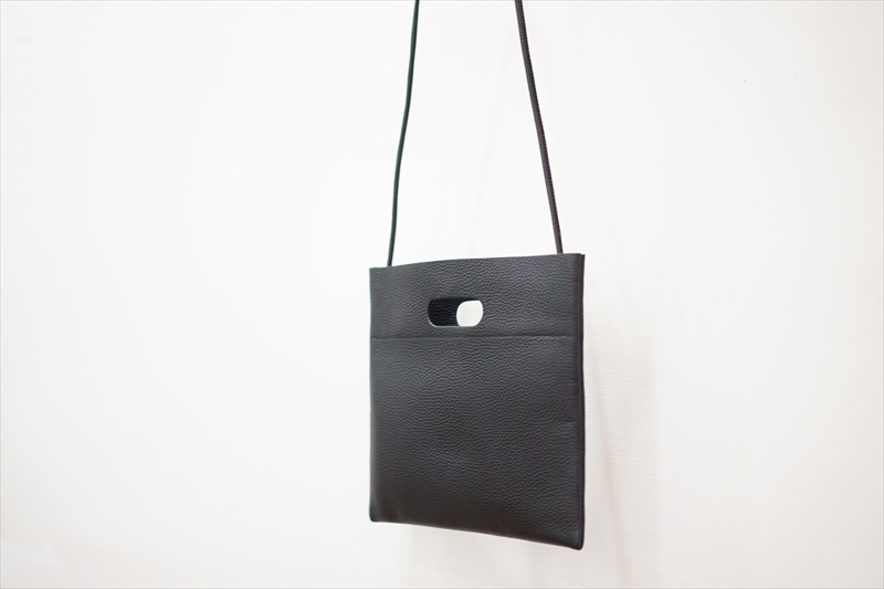 Aeta(アエタ)20AW PEBBLE Collectionの新作、PG Flat Shoulder(PG09)の 