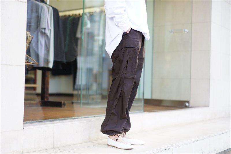 上品な光沢感と軽さが魅力のAURALEE(オーラリー)のHIGH COUNT LIGHT