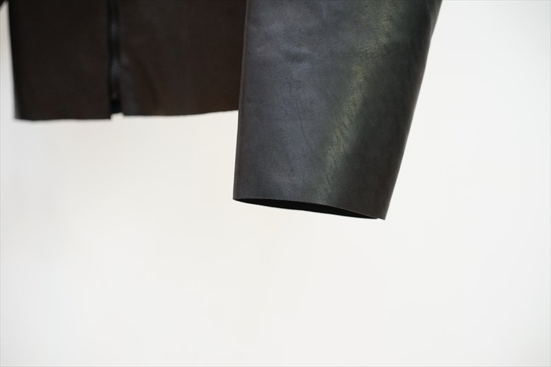 レイヤードしやすいUNUSED(アンユーズド)のノーカラージャケットを使っ