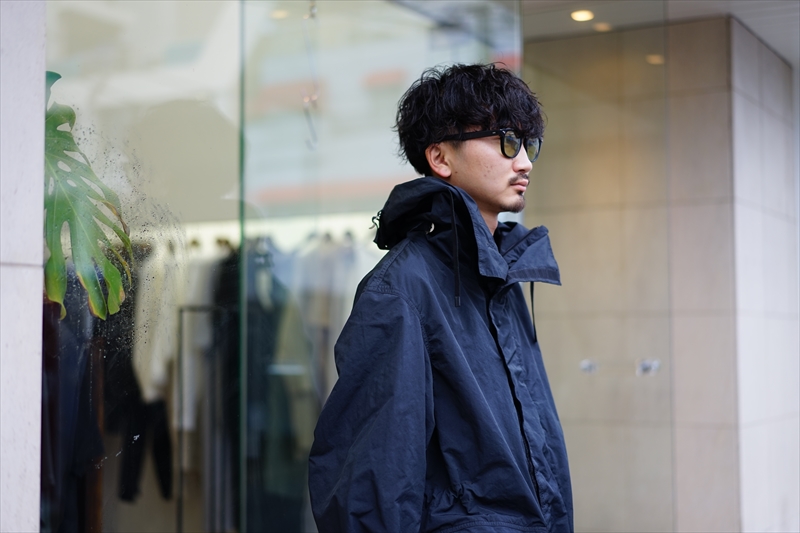 Graphpaper “Garment Dyed Foul Weather Jacket” ¥94,600-（税込） 70'sRoyal Navy  (英国海軍) のジャケットをベースにしたフーデットジャケット。 生地には適度な厚みとハリ感を持ち防風性に優れるポリエステル素材を採用。  高圧で製品染を施すことで生まれるパッカ 