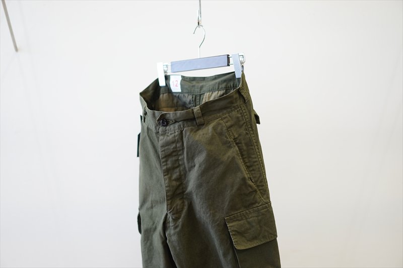 outil(ウティ)の新作、PANTALON BLESLE/Oliveを使ったスタイルサンプル