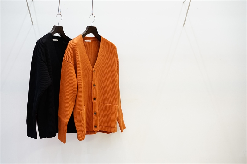 AURALEE(オーラリー)SUPER FINE WOOL RIB KNIT BIG CARDIGAN/BLACKを 