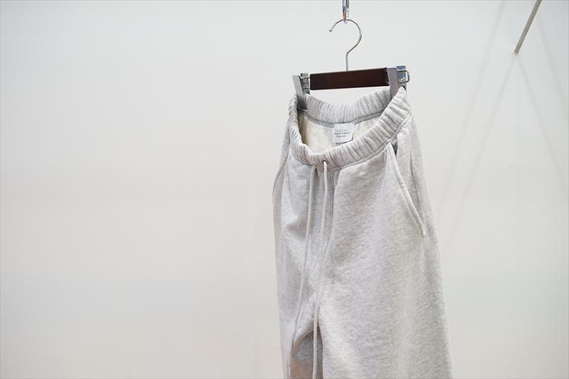 UNUSED(アンユーズド)の新作、Sweat Pants(UW0995)を使ったスタイル