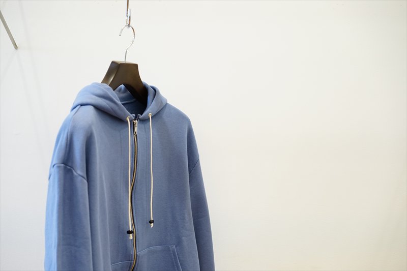 前衛的なオーバーサイズシルエットが特徴、CAMIEL FORTGENS(カミエル