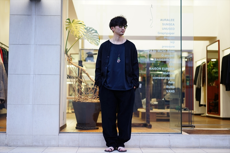 CAMIEL FORTGENS×OMEN WAPTA(カミエルフォートヘンス)の新作、 CF.OW.03 Pleated Suit Pants  Cotton Corduroy/Blackのご紹介です。 | BALUCA JOURNAL