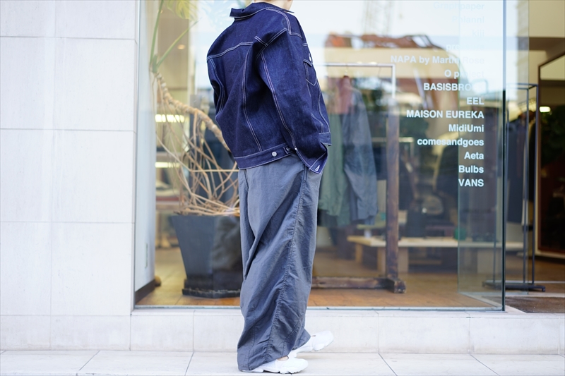 Graphpaper(グラフペーパー)22SS Collectionの新作、Cotton Linen Moleskin Parachute Pants /Black(GM221-40098)を使ったスタイルサンプルのご紹介です。 | BALUCA JOURNAL