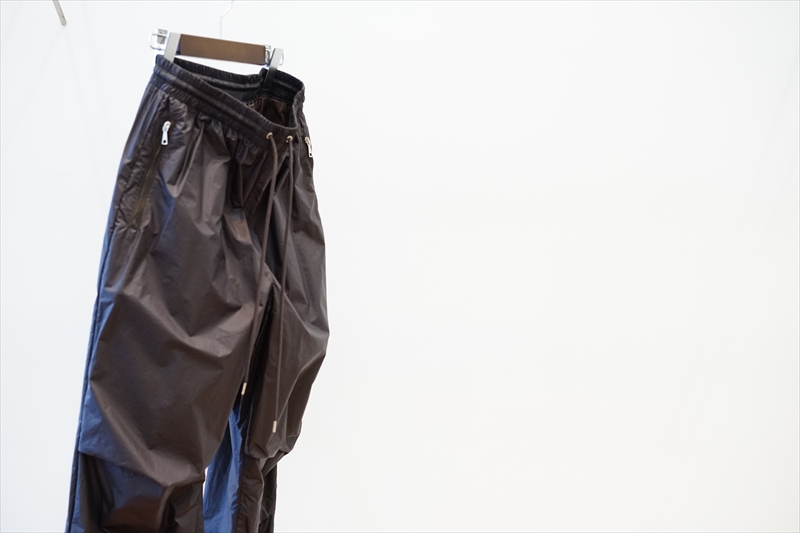 UNUSED(アンユーズド)22SS Collectionの新作、Tuck Nylon Pants(UW1042 