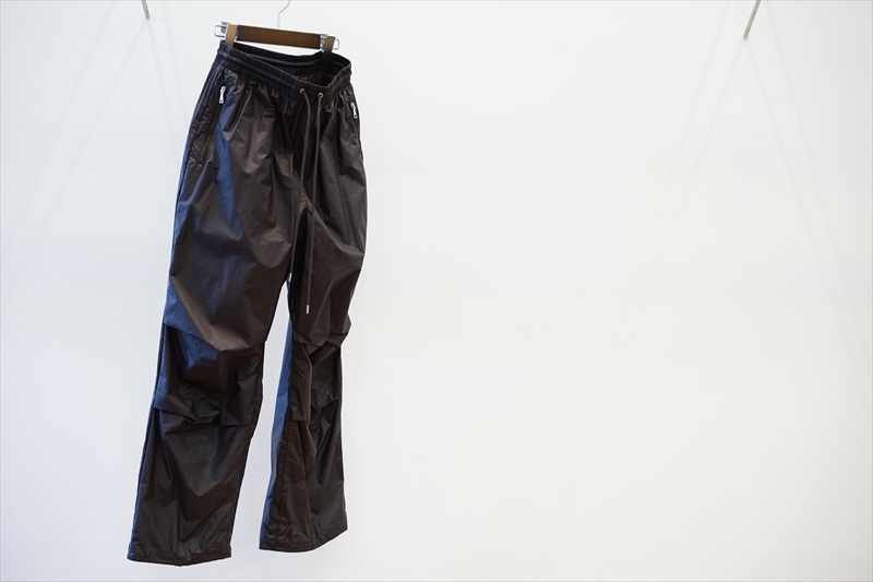 UNUSED(アンユーズド)22SS Collectionの新作、Tuck Nylon Pants(UW1042