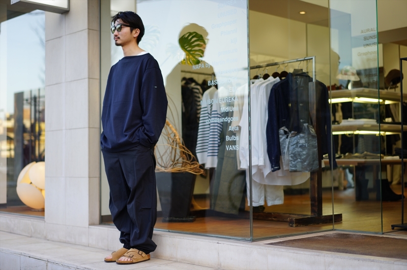 今シーズンも人気のナイロンパンツ。UNIVERSAL PRODUCTS(ユニバーサルプロダクツ)の新作、Nylon Shell Track  Pants(221-60503)/Blackのご紹介です。 | BALUCA JOURNAL