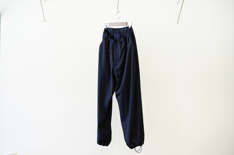 Graphpaper(グラフペーパー)22SS Spot Collectionの新作、Viscose Ponte Track  Pants(GM222-40040)/Navyのご紹介です。 | BALUCA JOURNAL