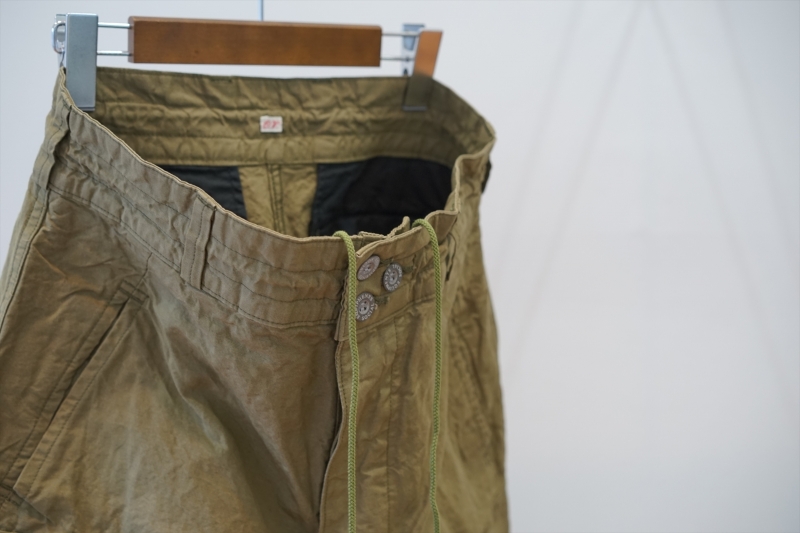 ズドンと太さのあるシルエットが魅力的な、[unisex] outil(ウティ 
