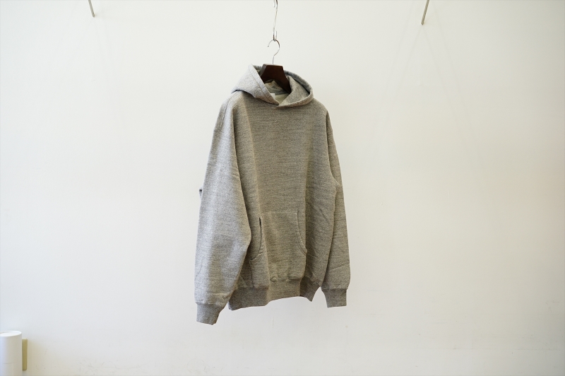 トップス UNUSED 22AW Sweat hoodie/gray US2289 UNUSED(アンユーズド)の新作、Sweat Hoodie(US2289)を使ったスタイル