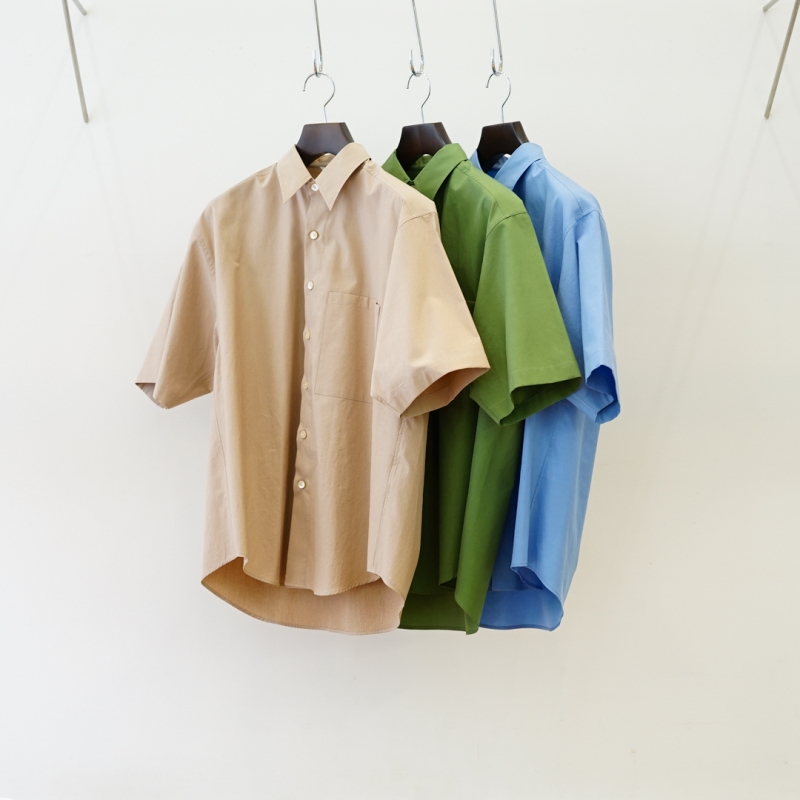 AURALEE(オーラリー)23SS Collectionの新作、 WASHED FINX TWILL BIG HALF SLEEVED  SHIRT(A23SS03TN) のご紹介です。 | BALUCA JOURNAL