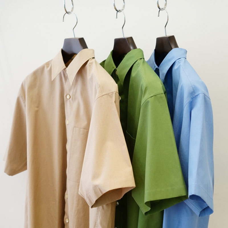 AURALEE(オーラリー)23SS Collectionの新作、 WASHED FINX TWILL BIG HALF SLEEVED  SHIRT(A23SS03TN)を使ったスタイルサンプルのご紹介です。 | BALUCA JOURNAL