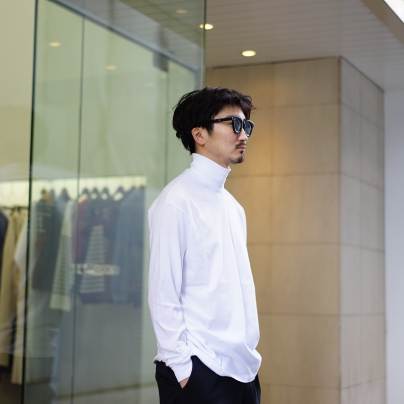 AURALEE(オーラリー)の新作、 SEAMLESS HI NECK L/S TEE(A00T03ST)のご 