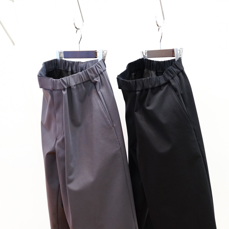 Graphpaper(グラフペーパー)24SS Collectionの新作、Compact Ponte Slim Weisted Wide  Tapered Chef Pants(GM241-40289B)のご紹介です。 | BALUCA JOURNAL