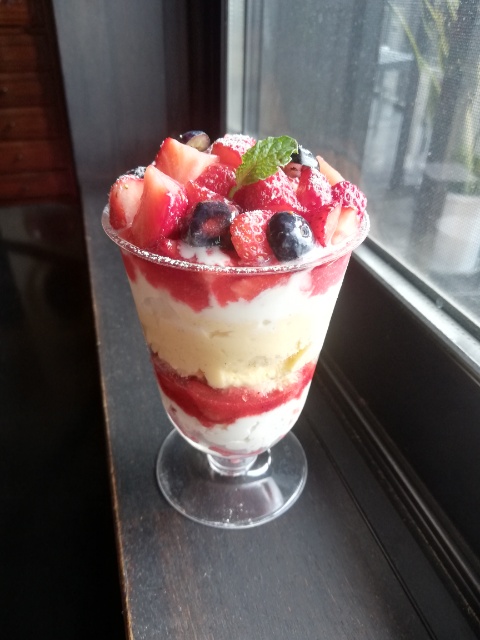 いちごカスタードパフェ:4/19(火)～ | 胡風居 Official Blog