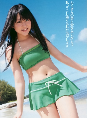 緑色の水着を着る多田愛佳