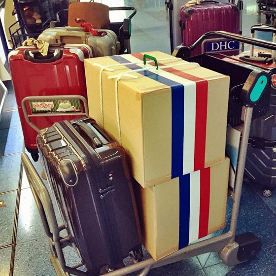パリ展へ出発時の荷物。9個。