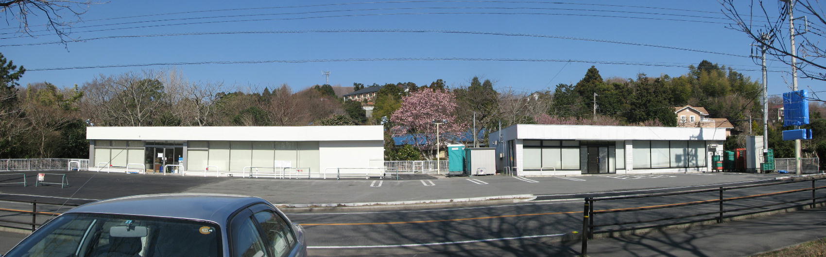 コンビニの建物が敷地内に隣同士