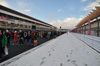 富士スピードウェイ コース横の雪