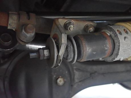 ランクル８０ステアリングダンパー ランクル80 ステアリングダンパー交換 オイル交換です | 4WD・四