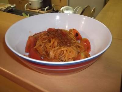 簡単ミートソースのトマト和えパスタ